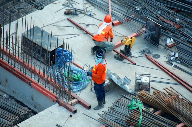 Construction worker at job site considering fault in workplace injury claim